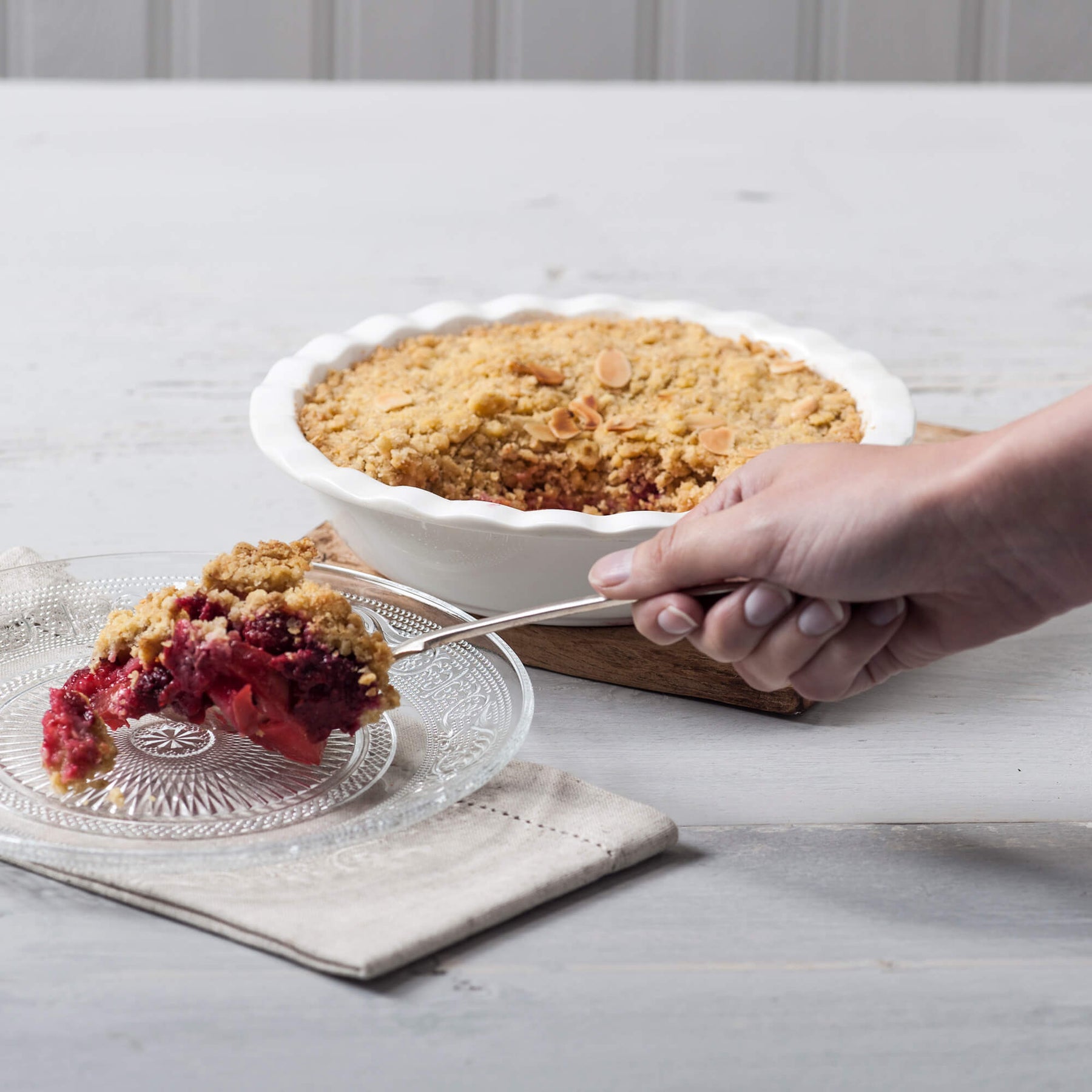 Porcelain Round Pie Dish with Crinkle Crust Rim
