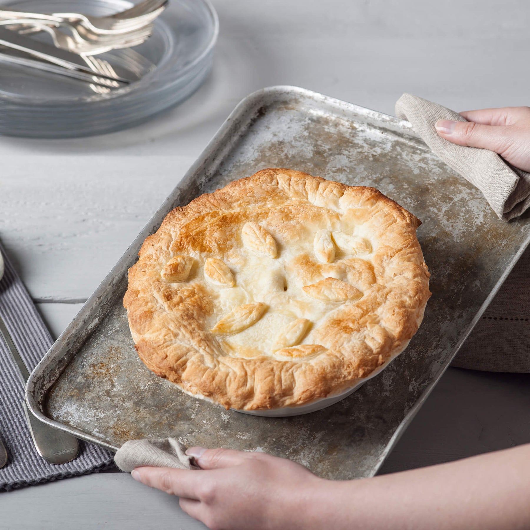 Porcelain Round Pie Dish with Crinkle Crust Rim