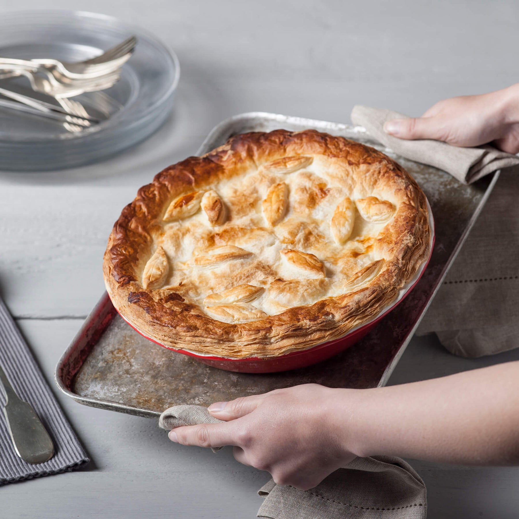 Porcelain Round Pie Dish with Crinkle Crust Rim