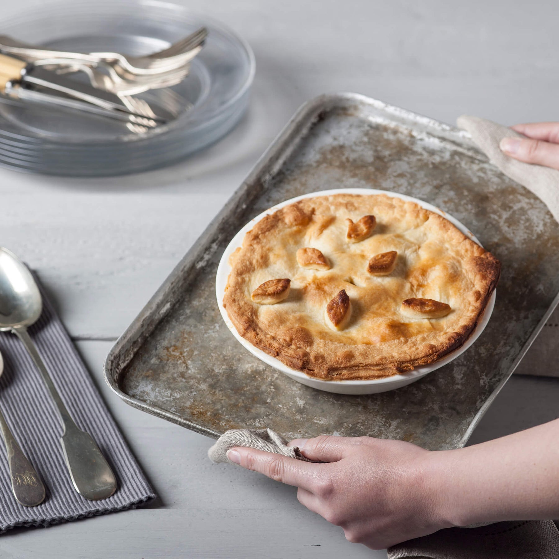 Porcelain Round Straight Edge Pie Dish, Available in 2 Sizes