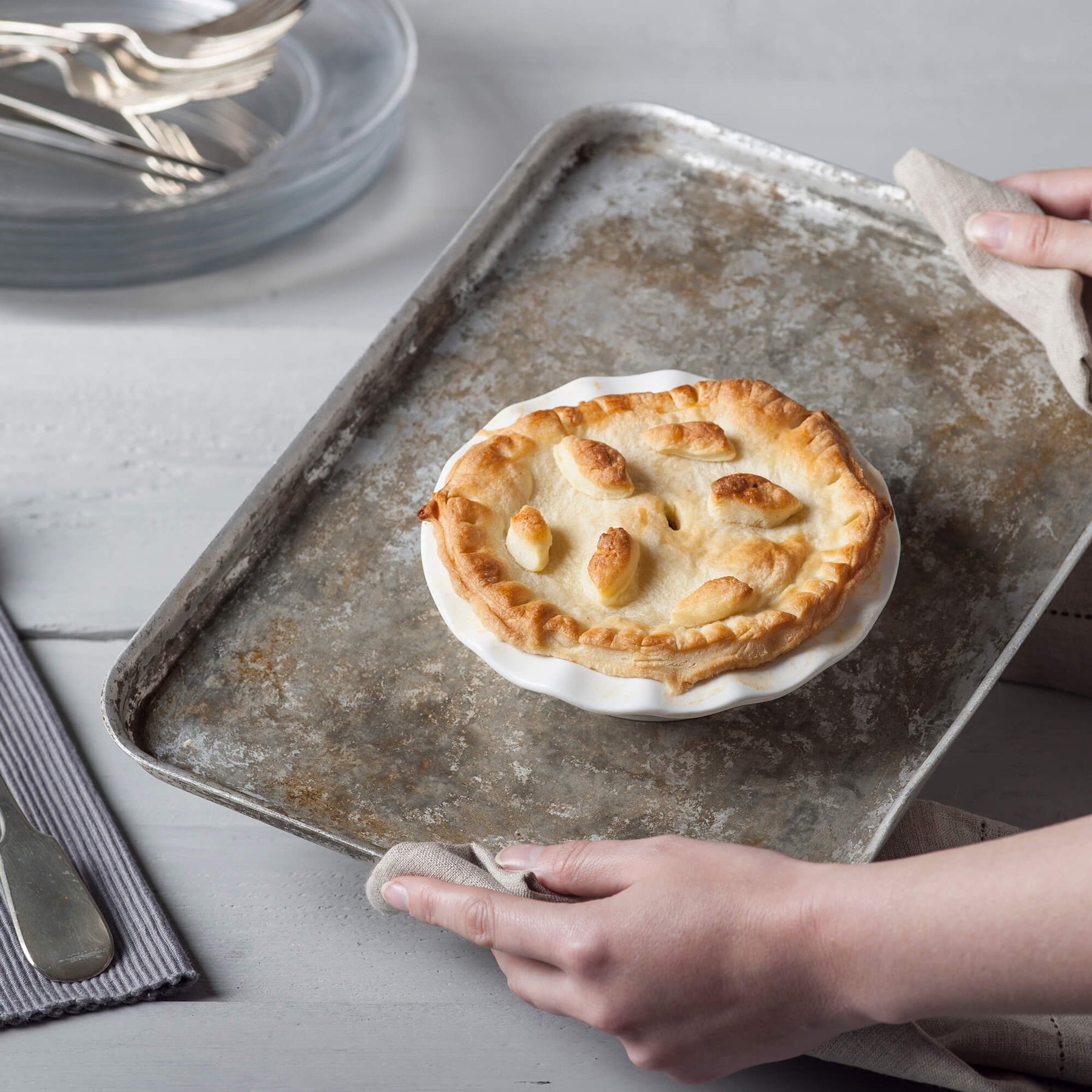Porcelain Round Pie Dish with Crinkle Crust Rim