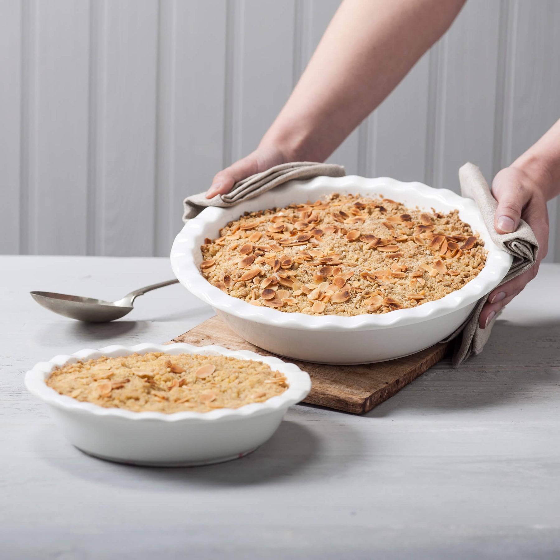 Porcelain Round Pie Dish with Crinkle Crust Rim, Set of 2