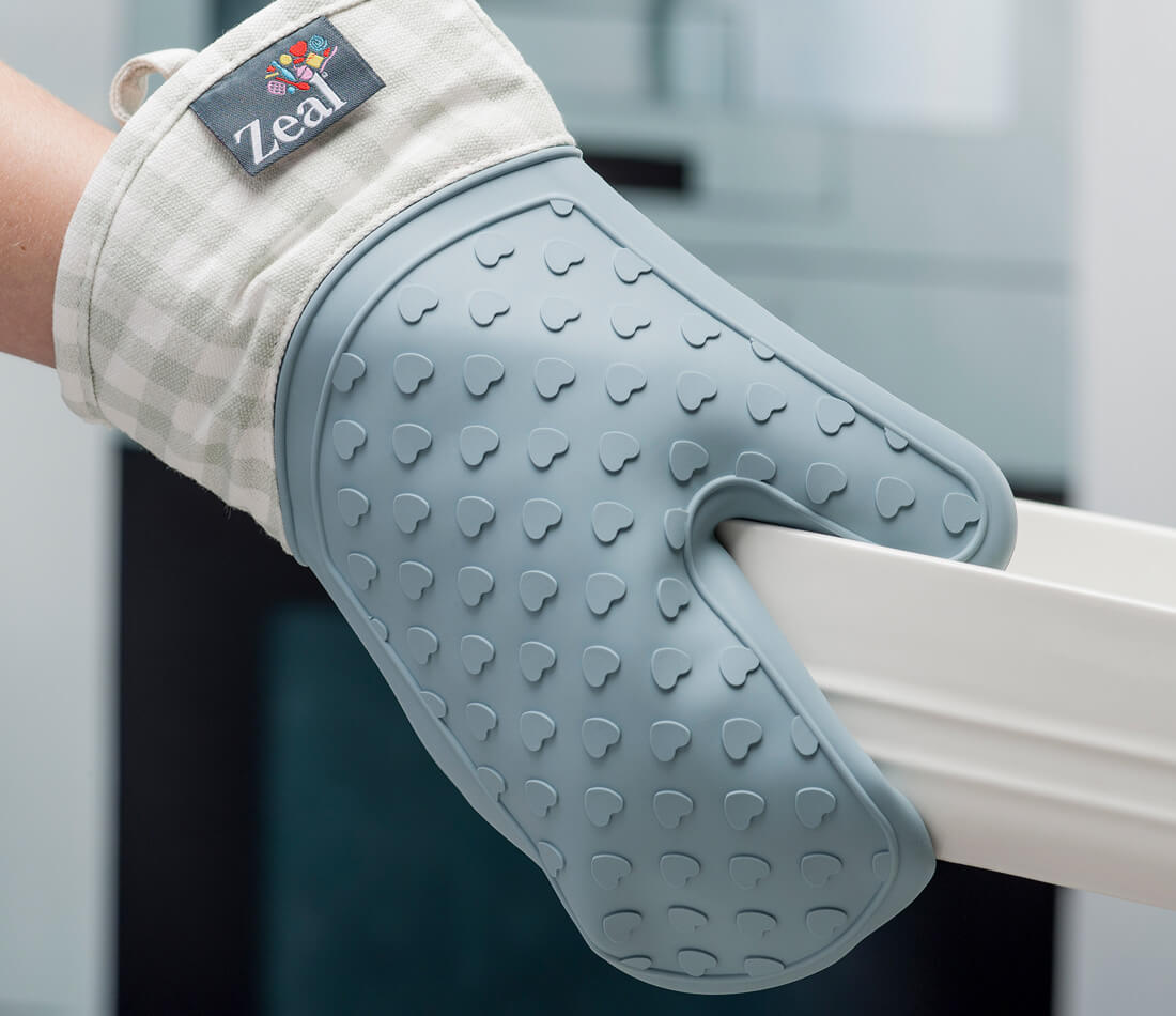 Zeal single oven glove in use