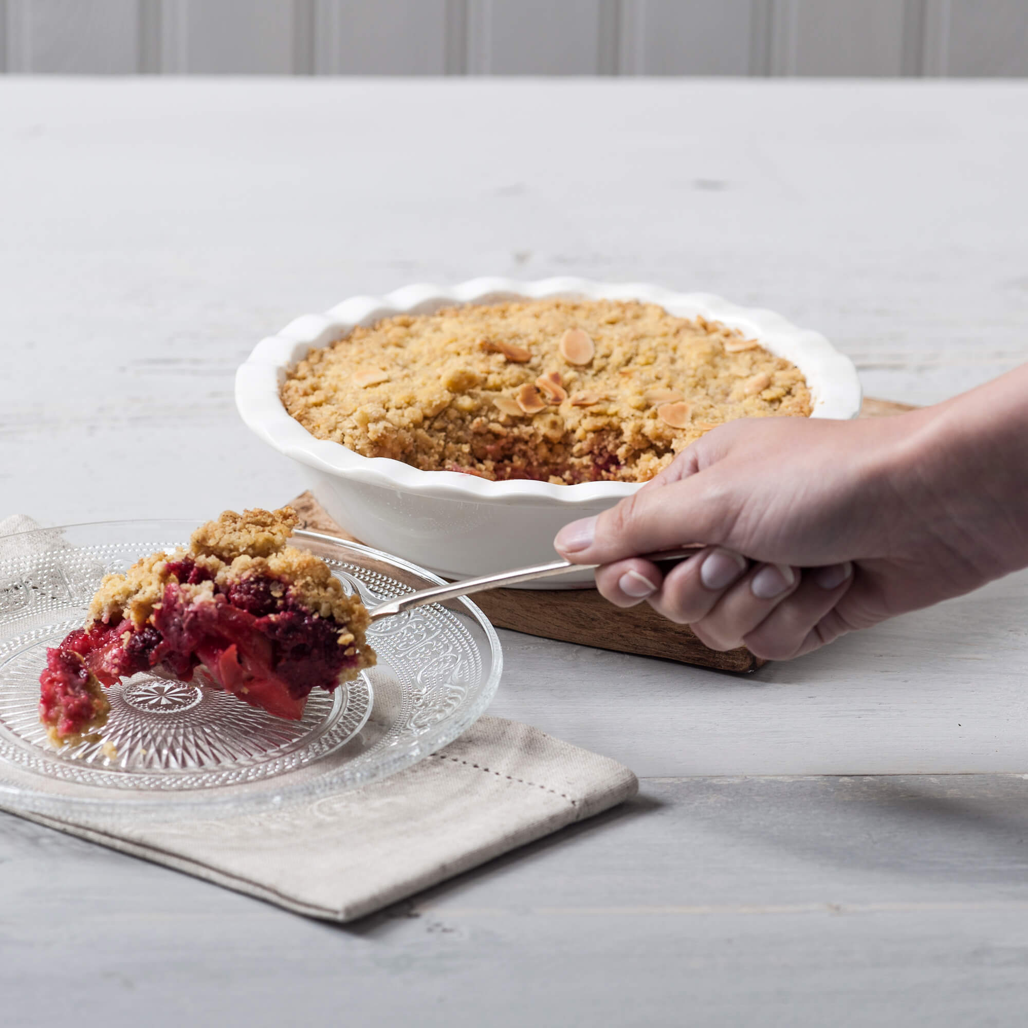 Wm Bartleet Porcelain Round Pie Dish with Crinkle Crust Rim