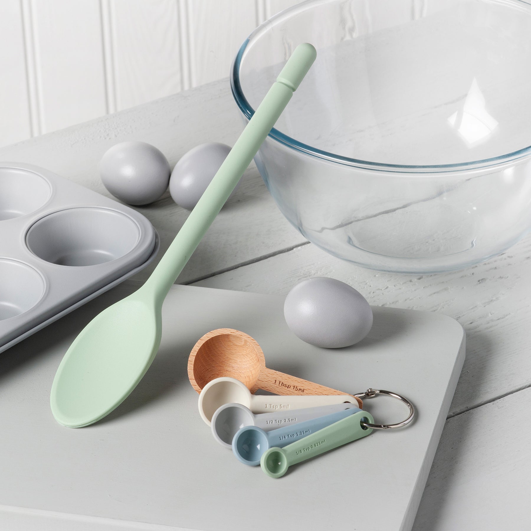 https://inhabito.com/cdn/shop/products/zeal-jset-13_measuring-and-traditional-spoon-set-of-2-in-sage-green_lifestyle_1800x.jpg?v=1662114320